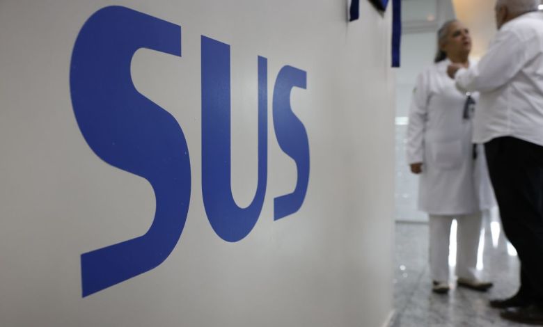 Frascos de medicamentos usados no tratamento de câncer de pulmão no SUS