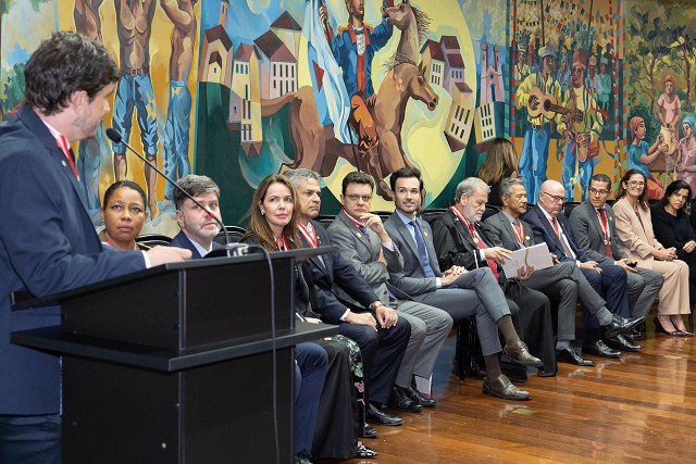 Tadeu Leite participa de entrega de condecorações no TCE-MG