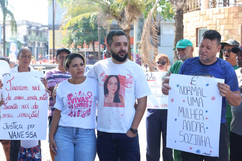 Pessoas em uma manifestação pedindo justiça por Vanessa, segurando cartazes com mensagens de apoio e protesto.