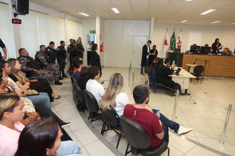 Auditório de tribunal com público assistindo, advogados e juízes em atividade.