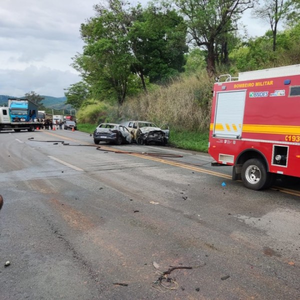Acidente de trânsito com veículos danificados na estrada, incluindo um caminhão e um veículo dos bombeiros.