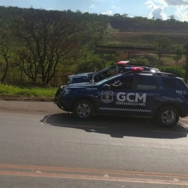 Veículo da Guarda Civil Municipal de Itatiaiuçu-MG estacionado à beira da estrada em uma área rural.