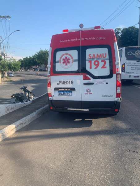 Ambulância do SAMU estacionada ao lado da rua, com o número 192 em destaque e logotipos de serviços de emergência.
