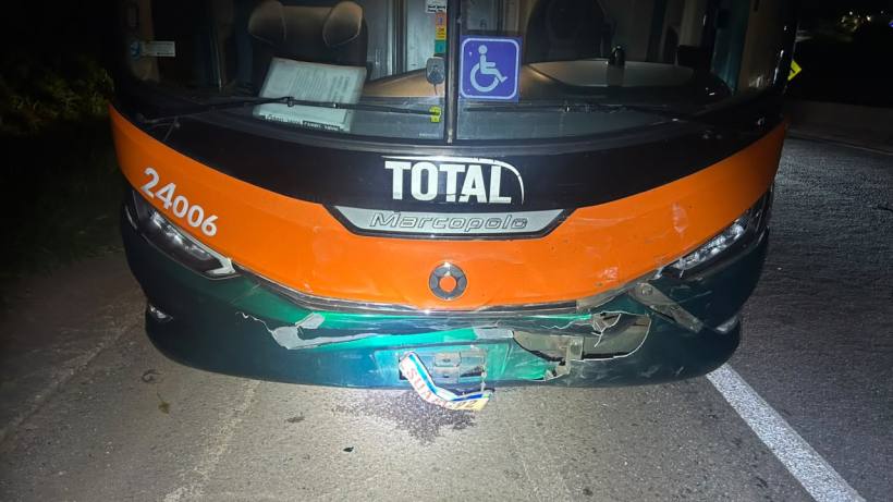 Ônibus da empresa Total Marcopolo com danos frontais, mostrando amassados e arranhões na parte dianteira.