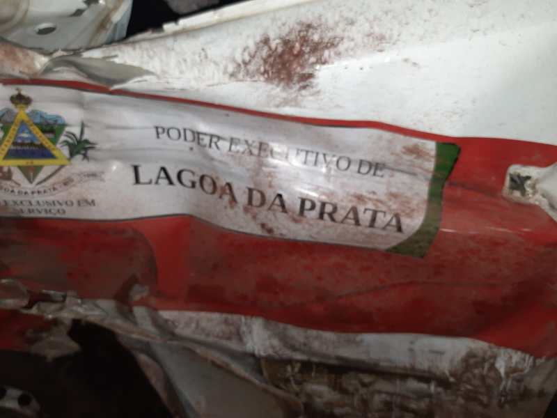 Bandeira danificada do Poder Executivo de Lagoa da Prata com manchas de sujeira.