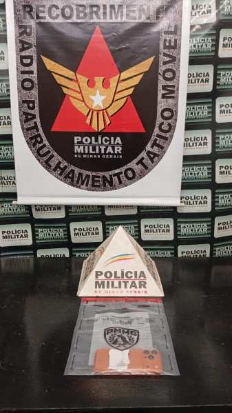 Imagem de um cartaz da Polícia Militar com símbolos e textos, incluindo uma placa triangular e um celular em uma superfície escura.