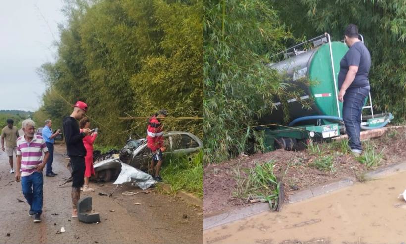 Cena de um acidente de carro com pessoas ao redor na beira da estrada, um veículo em estado de colisão e outro veículo tombado em um local alagado.