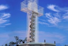 Cruz de Todos os Povos em construção em Divinópolis, com apoio da Prefeitura e da Associação Terra de Deus