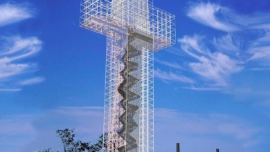 Cruz de Todos os Povos em construção em Divinópolis, com apoio da Prefeitura e da Associação Terra de Deus